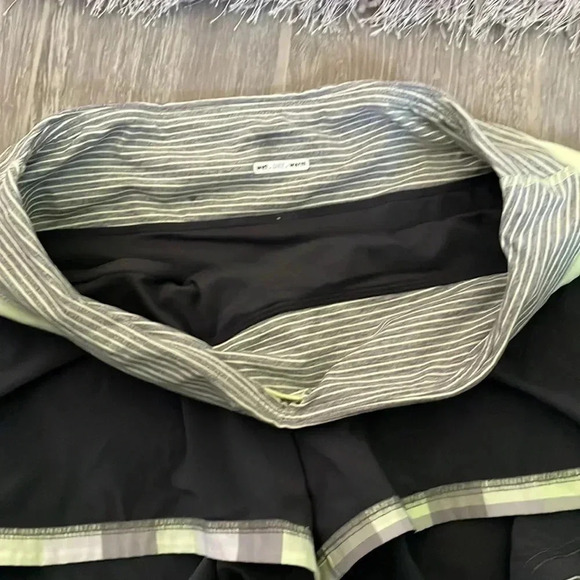 Lululemon run wet dry warm shorts (rare) - Picture 6 of 8